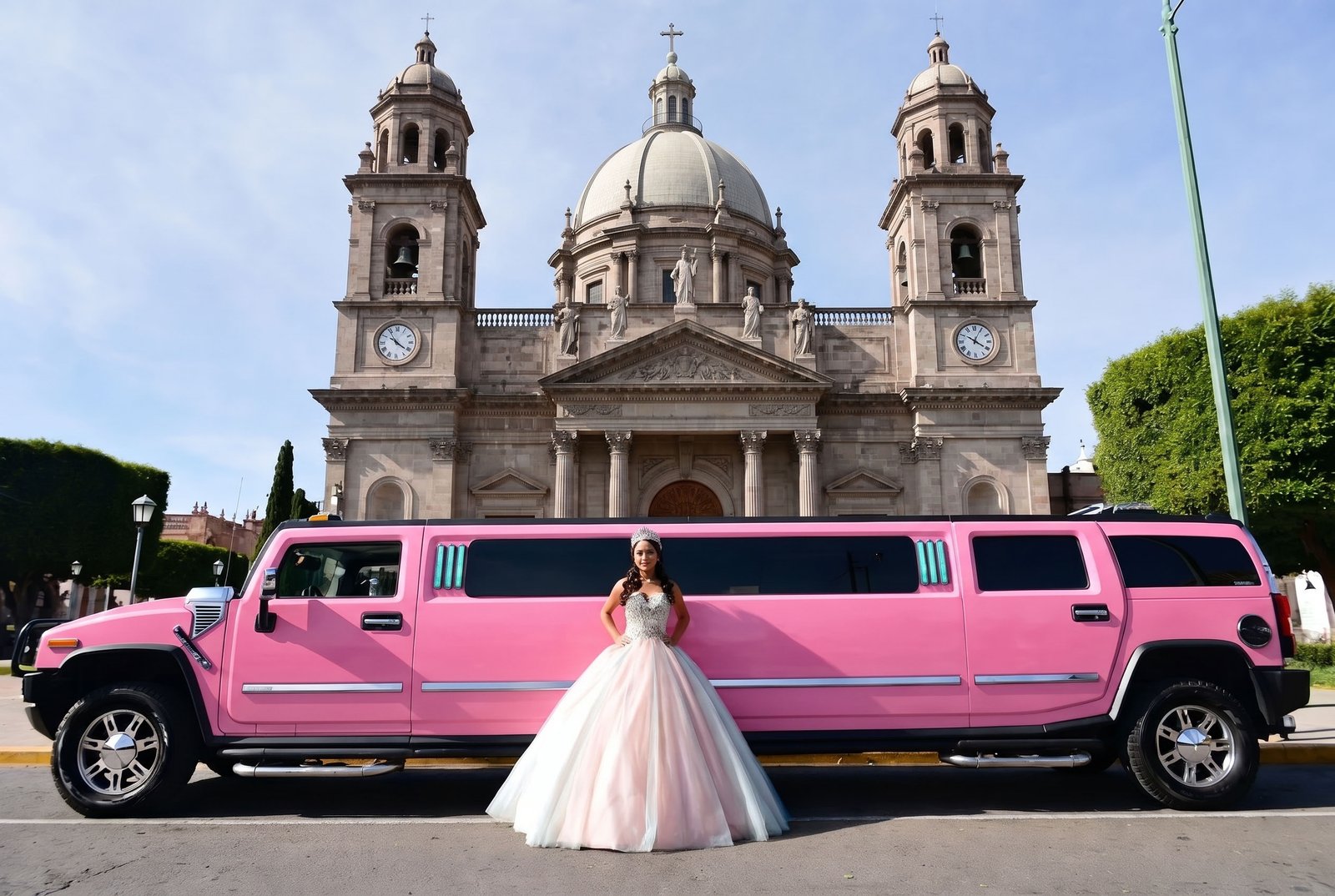 Quinceañera en un recorrido de limusina hummer color rosa en una iglesia de Toluca