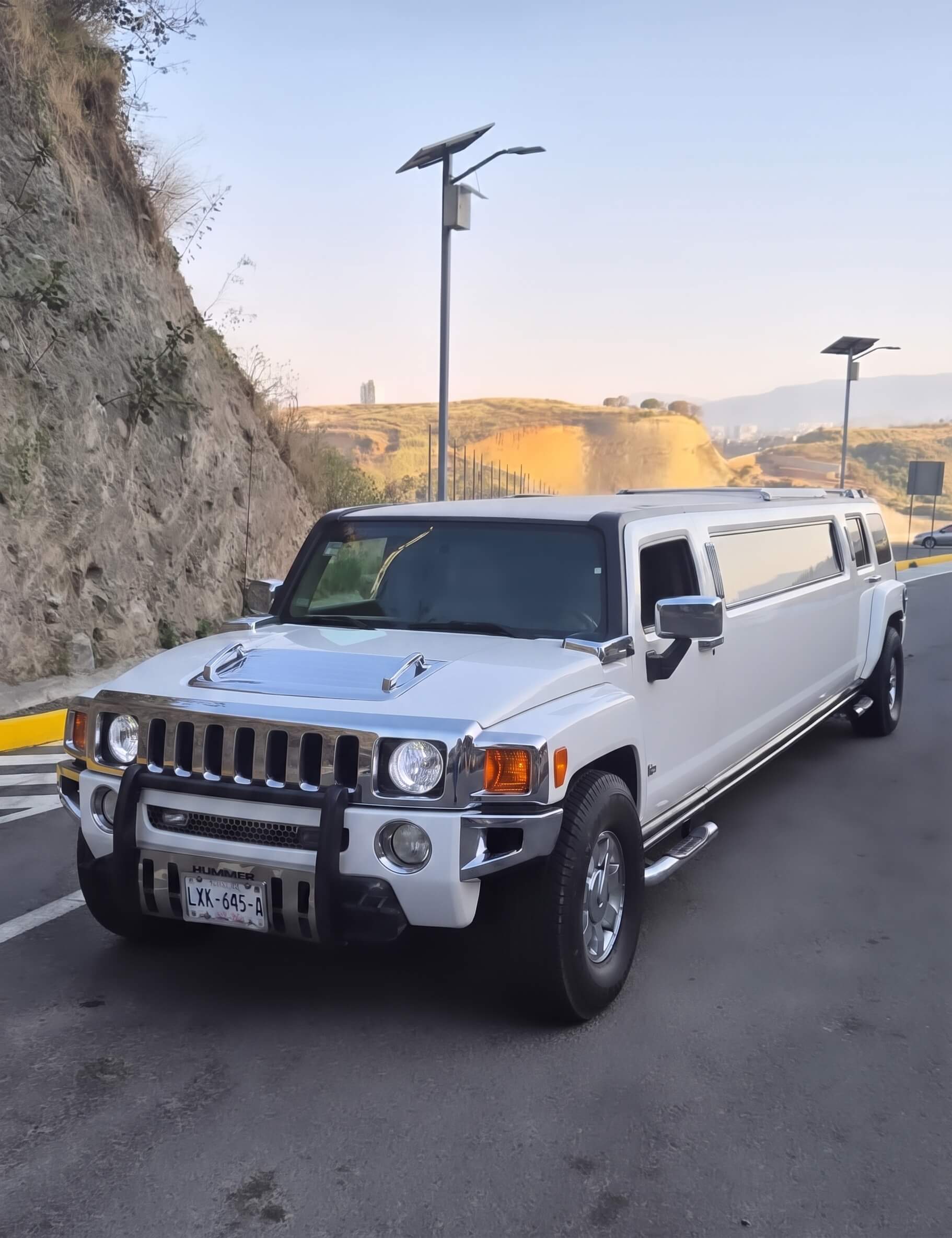 Limusina hummer color blanca por las calles de Chihuahua