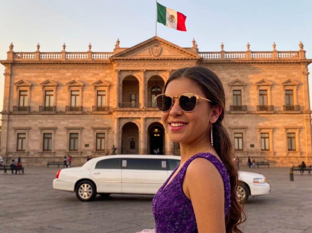 Quinceañera en una servicio de limosina visitando el palacio de gobierno de Chihuahua