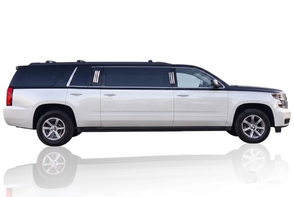 Limusina SUV color blanca con negro
