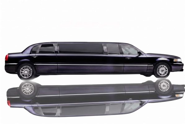 Limusina modelo sedan color negra